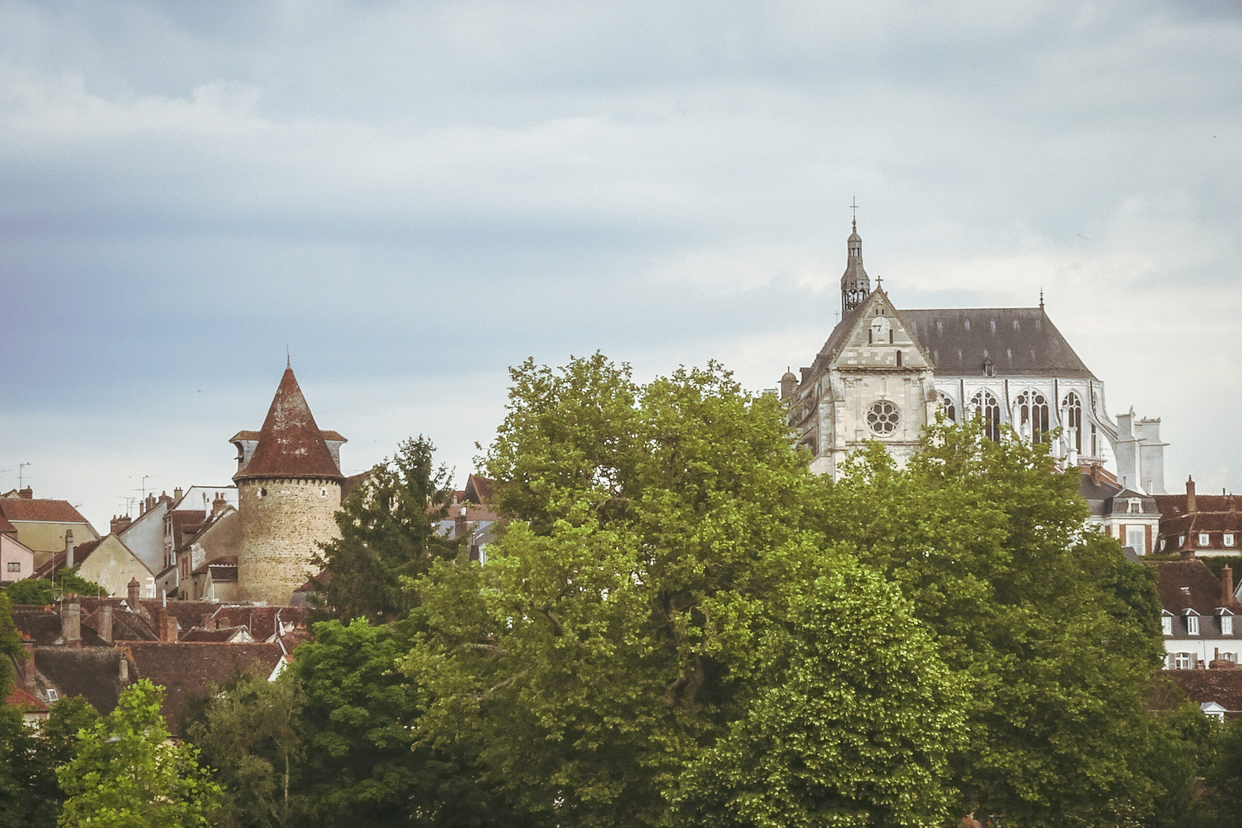 Saint Florentin Wehrturm und Kirche
