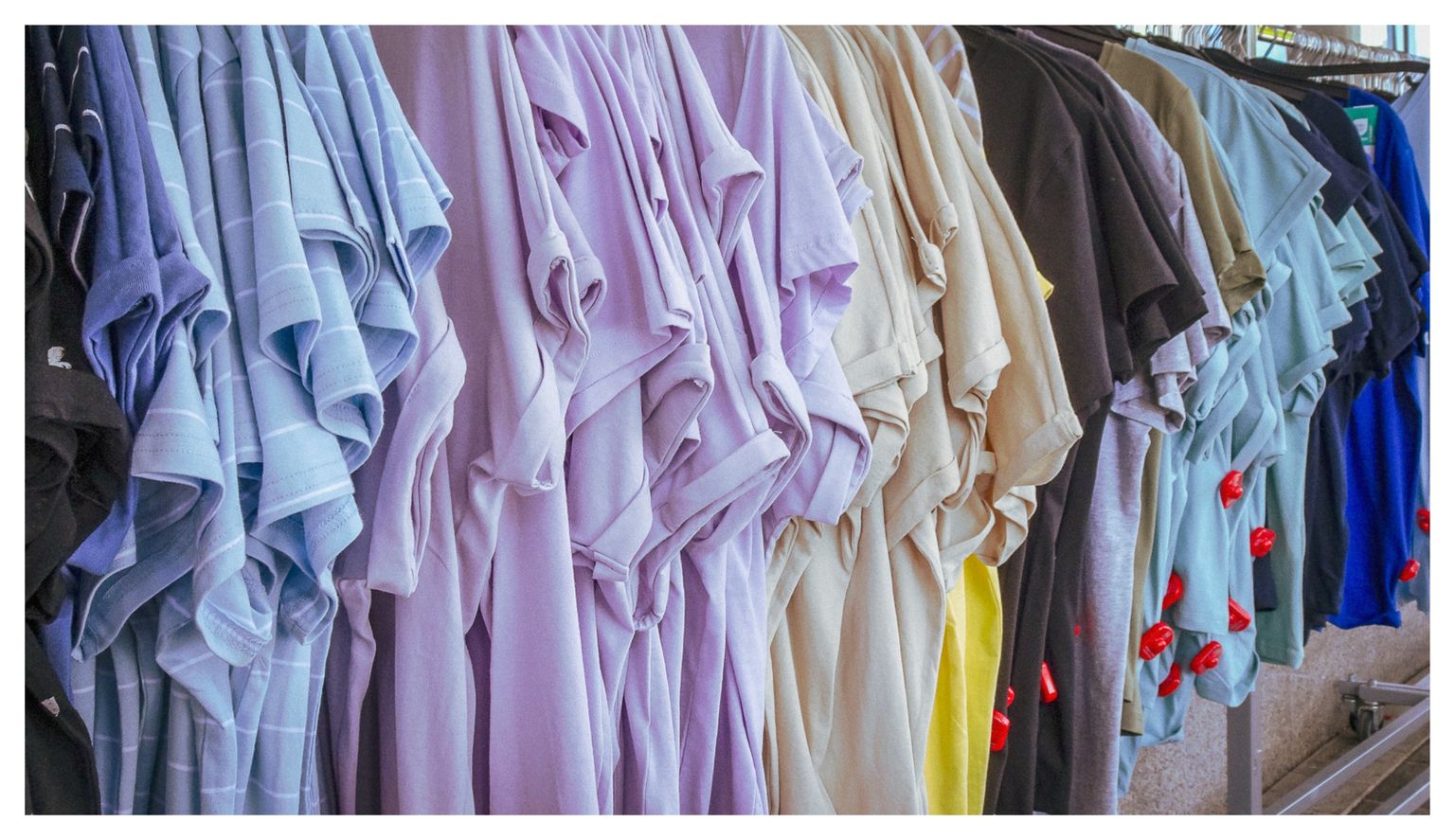 Farbige T-Shirts vorm KiK in Nellingen