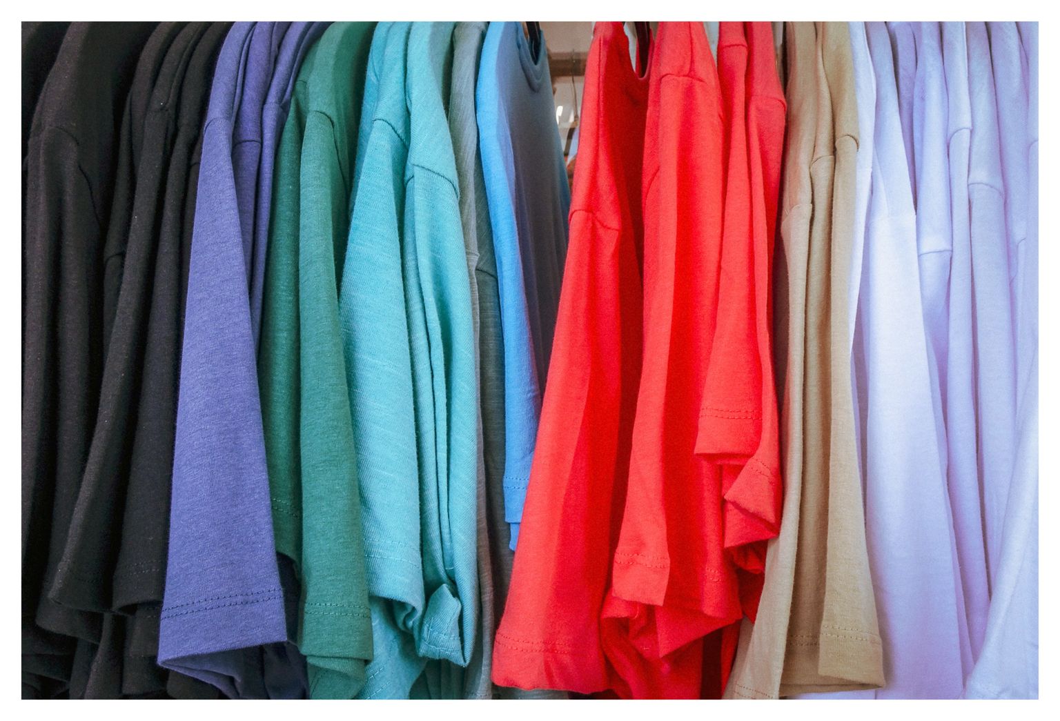 Farbige T-Shirts beim KiK