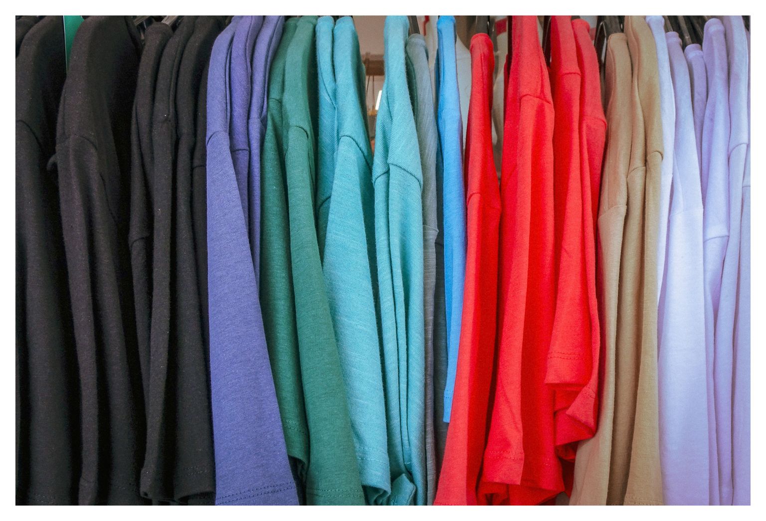 Farbige T-Shirts beim KiK