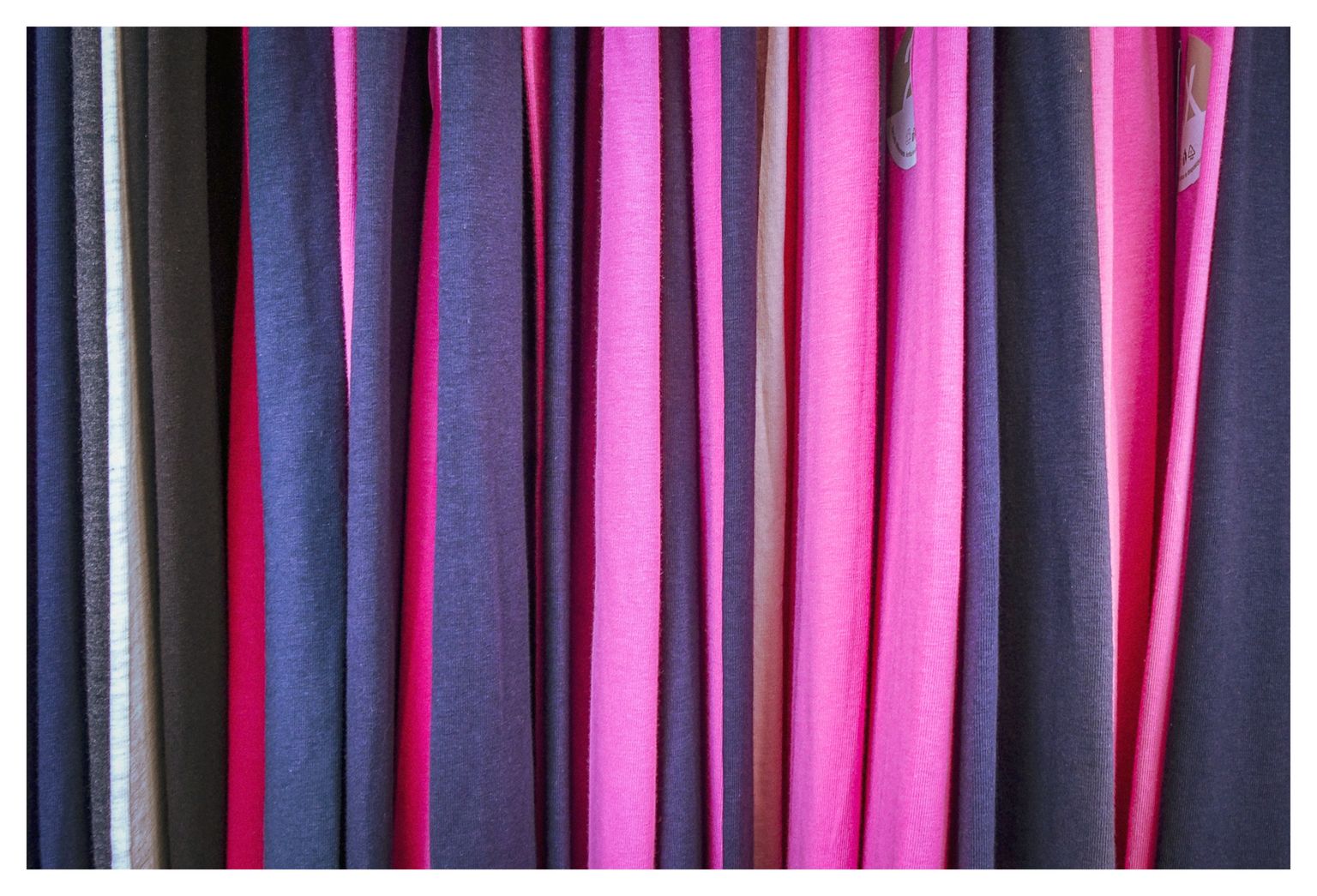 Farbige T-Shirts beim KiK