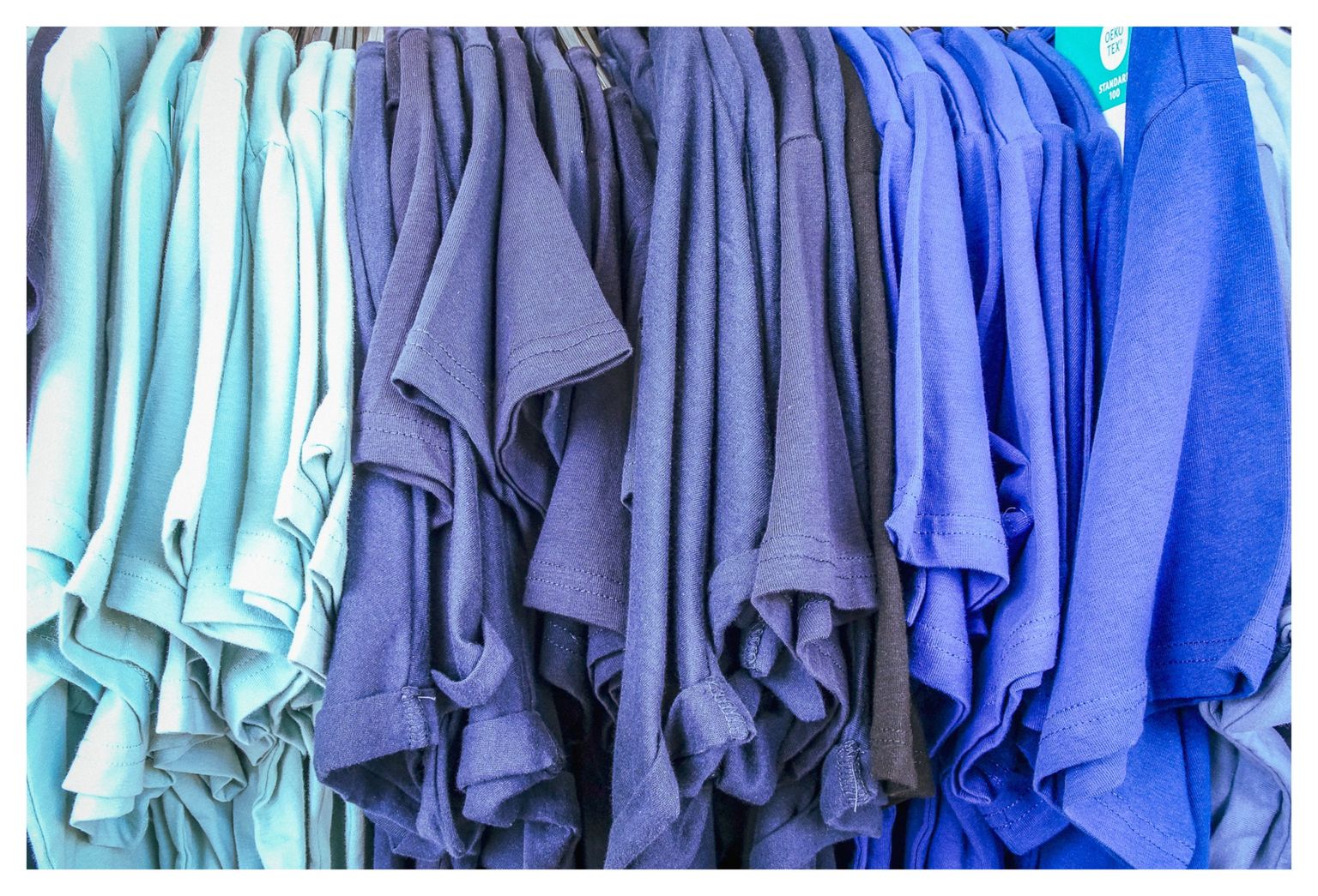 Farbige T-Shirts beim KiK