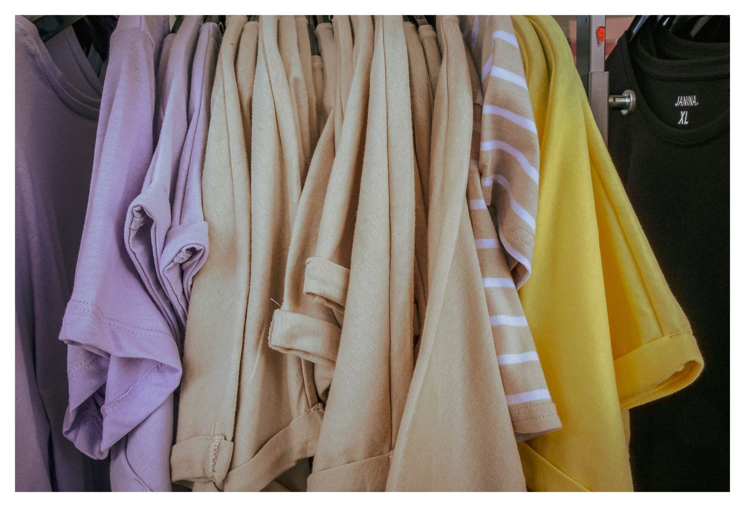 Farbige T-Shirts beim KiK