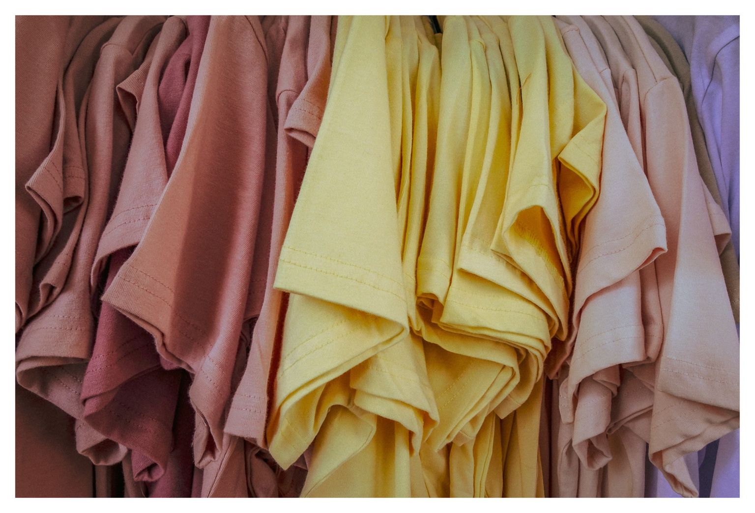 Farbige T-Shirts beim KiK