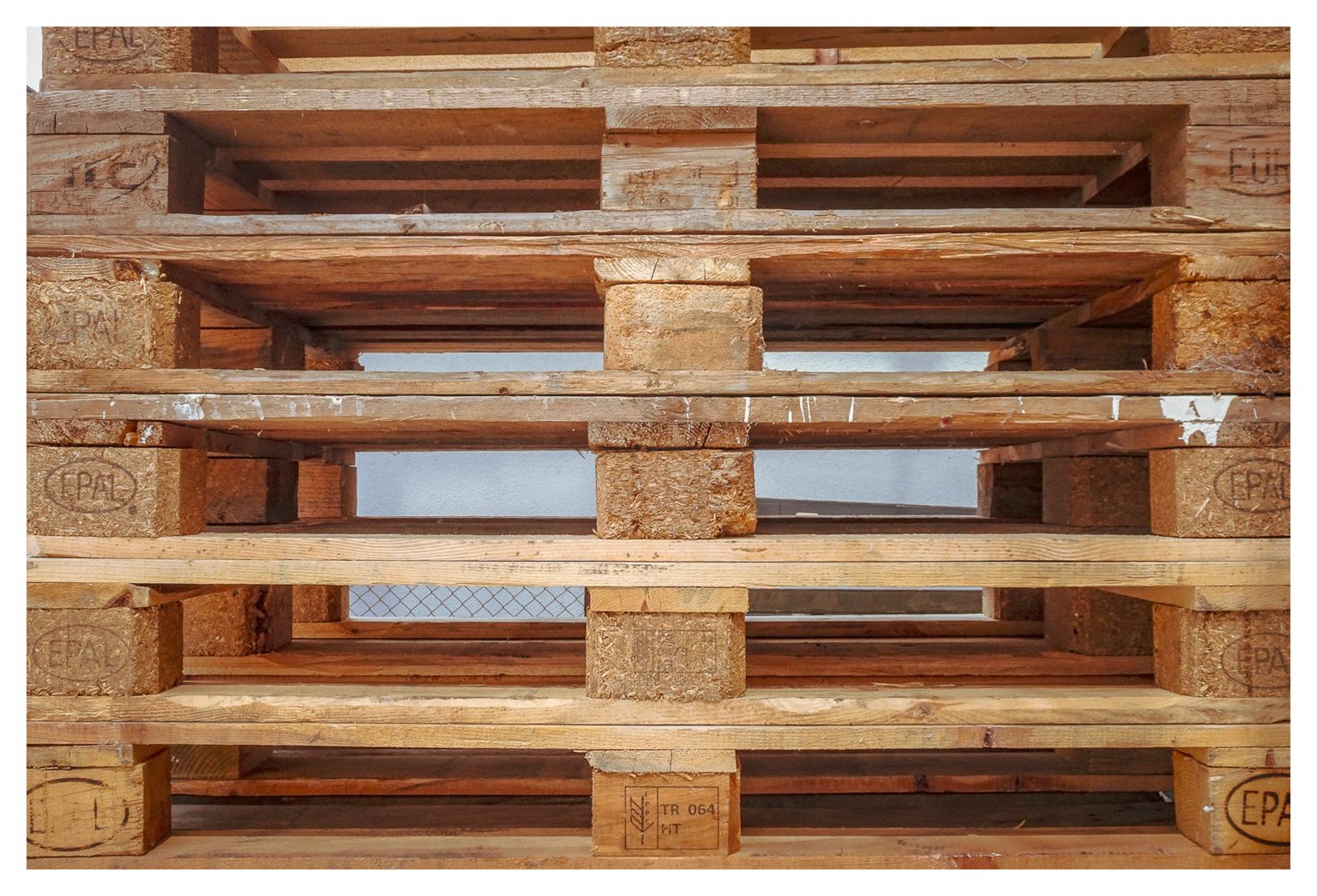 Ein Stapel Europaletten vorm KiK