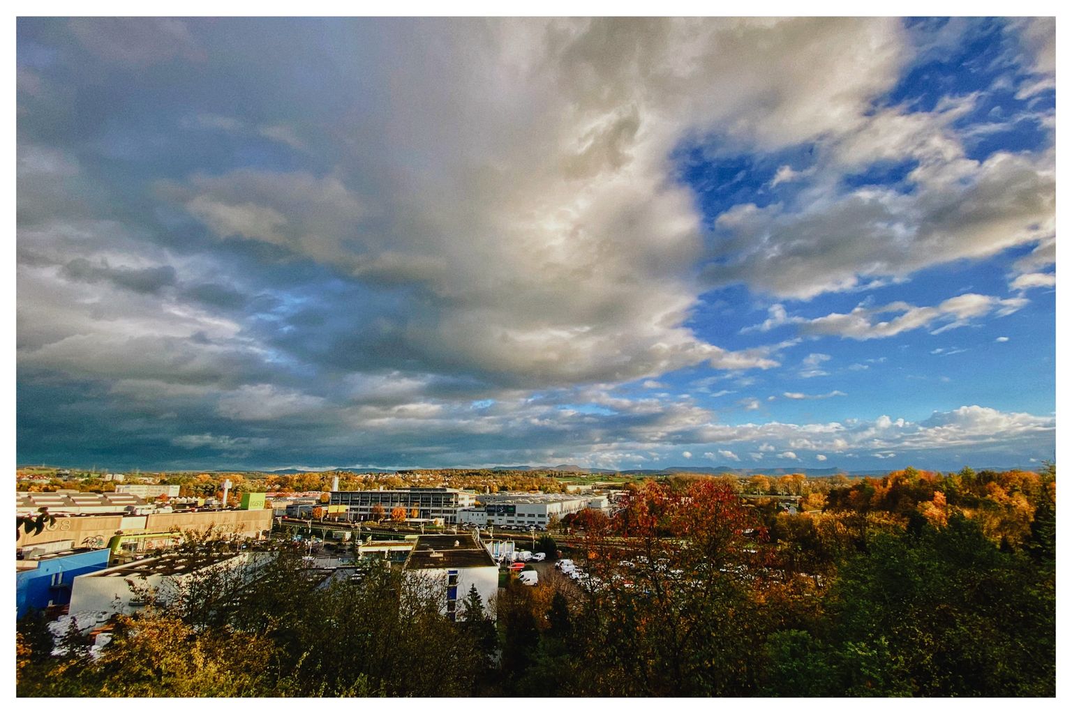 Blick über Köngen ins Neckartal zum Albtrauf hin