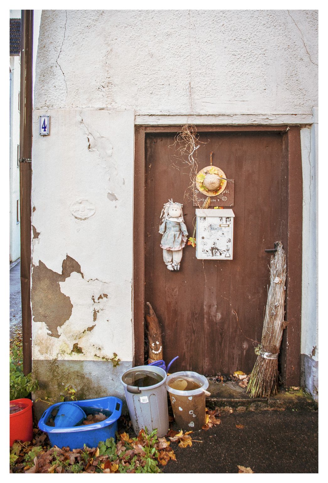 Eine Türe in Denkendorf mit der Nummer 4