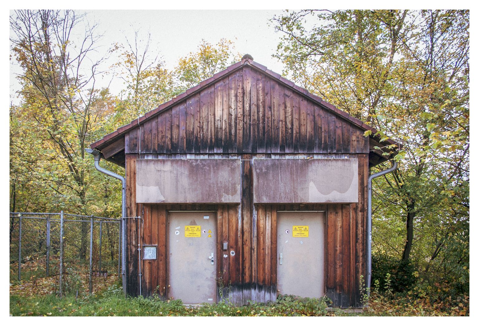 Ein Haus mit Gesicht am Waldrand