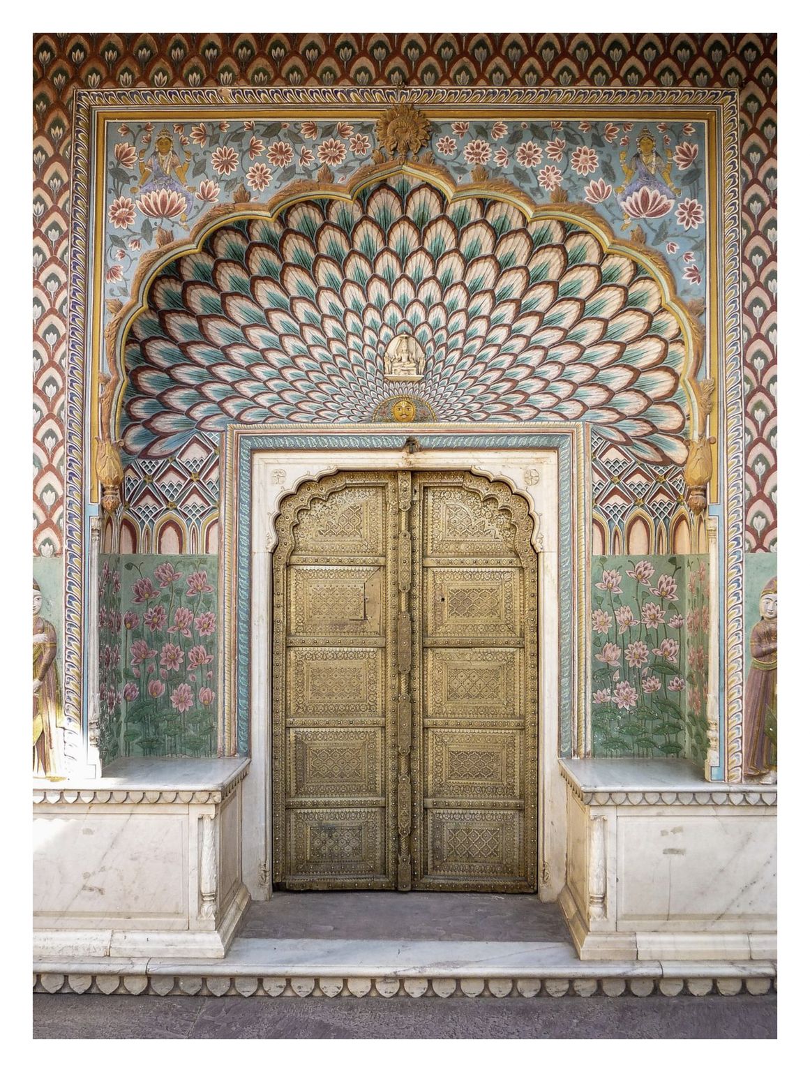 Eine prächtig bemalte Türfassade im City Palace