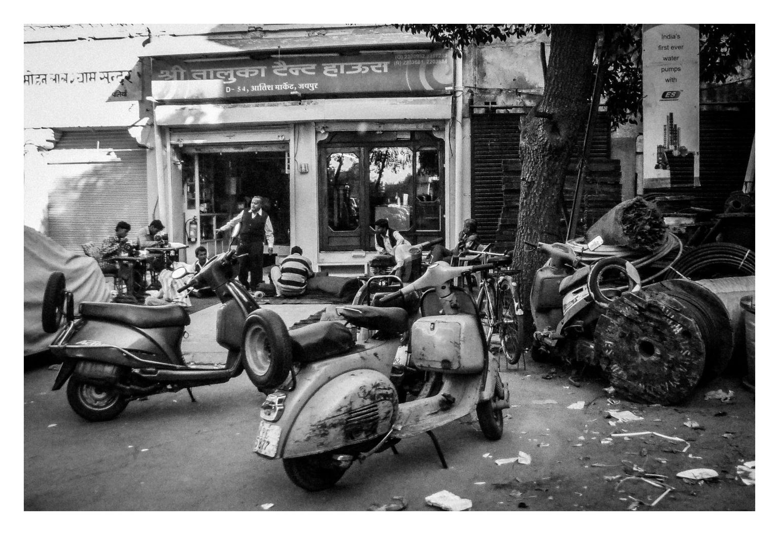 Vor einer Scooterwerkstatt in Jaipur