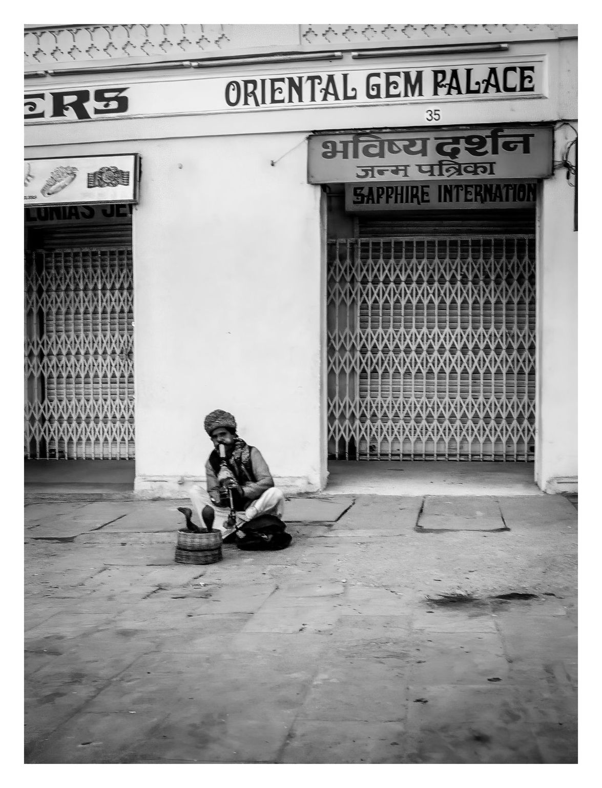 Der Schlagenbeschwörer in der Altstadt von Jaipur