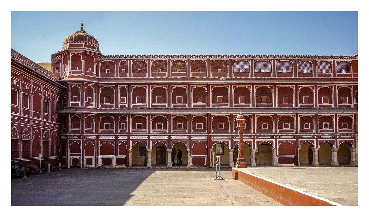 Im Innenhof des Hawa Mahal