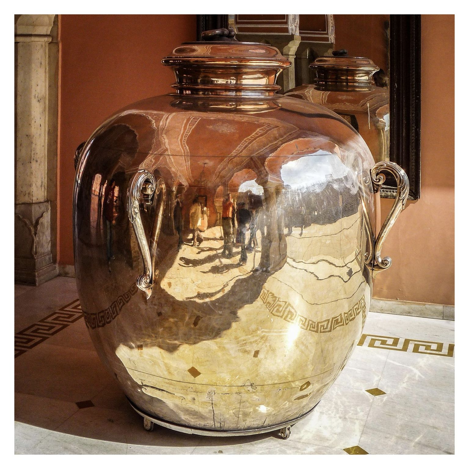 Trinkwasserkrug aus massivem Silber mit über 1000l Fassungsvermögen