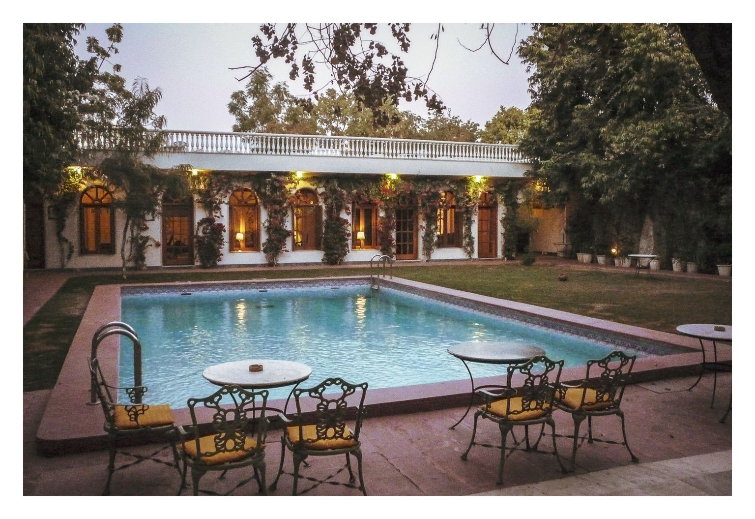 Blick auf den Pool von der Restaurantterrasse