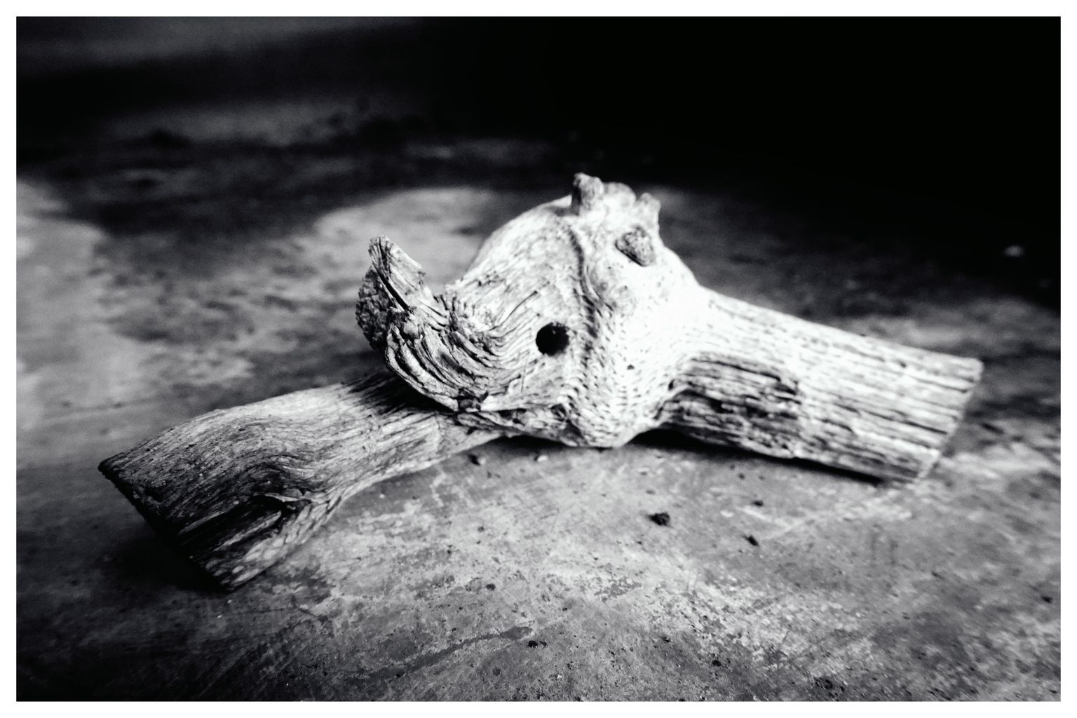 Ein einfaches Stück Holz mit einem Loch auf rostigem Blech