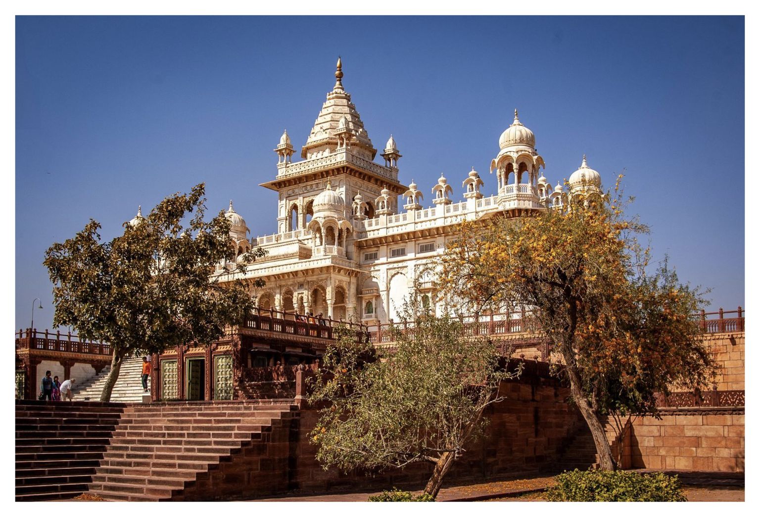 Der Eingang mit Treppe