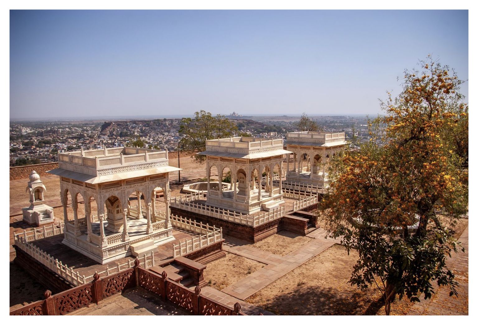 Vier weitere Kenotaphe direkt neben dem Jaswant Thada