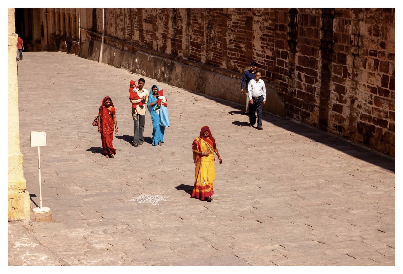 Menschen auf dem Weg zur Festung
