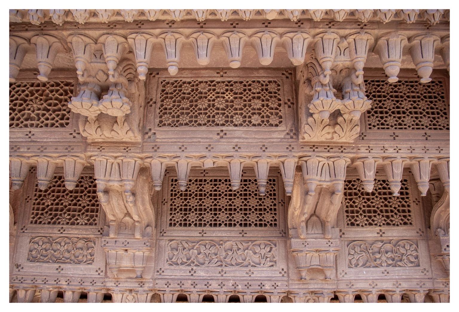 Feinst bearbeiteter Marmor mit Durchbrüchen