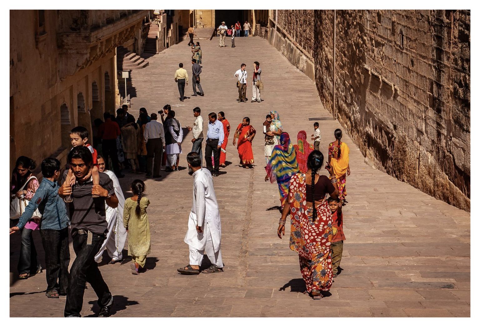 Menschen auf der Strasse zur Festung