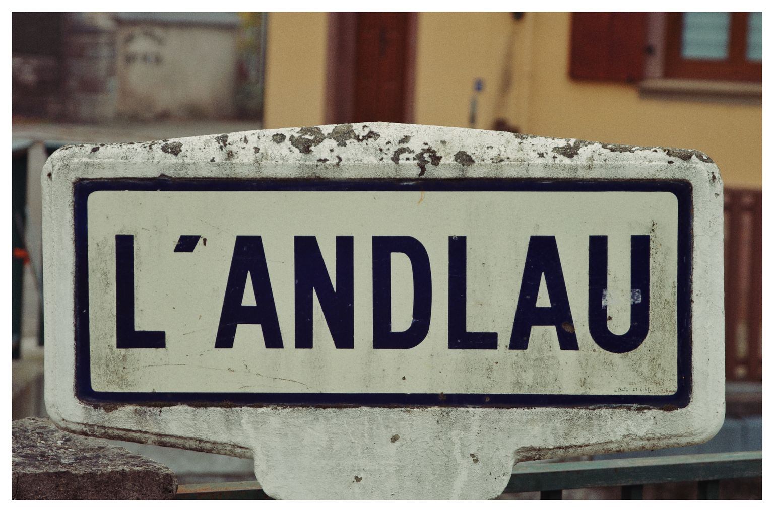 Altes Schild an einer Brücke über den gleichnamigen Fluss