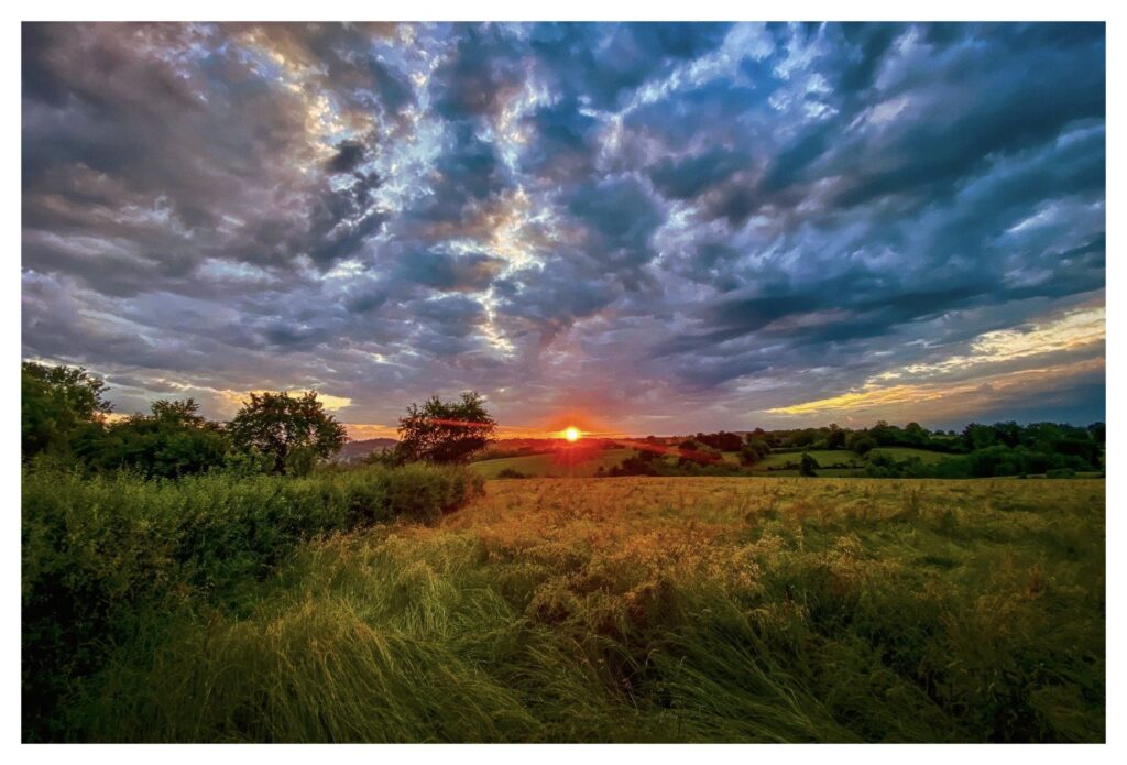 Sonnenaufgang über den Hügeln der Auvergne